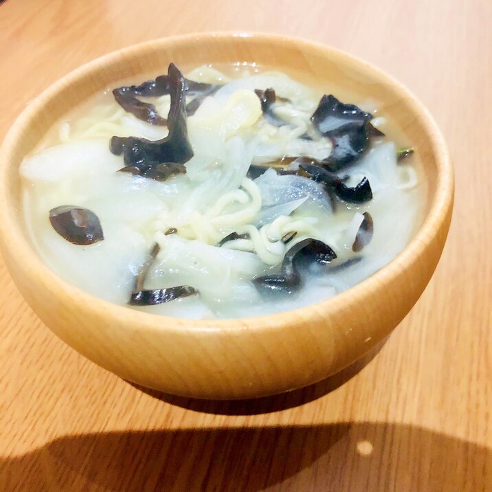 玉ねぎときくらげのとんこつラーメン